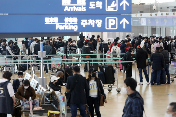 인천국제공항 제1터미널 출국장이 해외 여행을 떠나려는 여행객들로 붐비고 있다. 2022.4.1/뉴스1 © News1