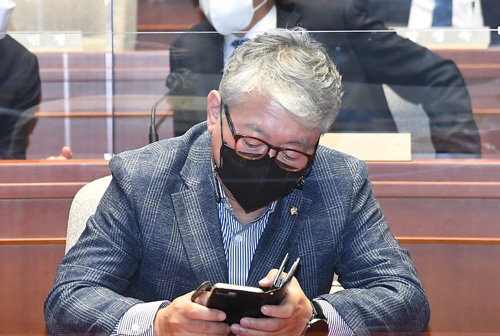 더불어민주당 조응천 의원이 12일 서울 여의도 국회에서 열린 의원총회에 참석해 있다. 사진공동취재단