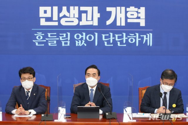 더불어민주당 박홍근 원내대표(가운데)가 14일 오전 서울 여의도 국회에서 열린 정책조정회의에서 발언을 하고 있다. 사진공동취재사진단
