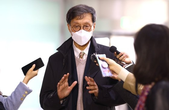 이창용 한국은행 총재 후보자가 지난 1일 오전 서울 중구 부영태평빌딩 인사청문회 사무실로 출근하며 취재진의 질문에 답변하고 있다. 2022.4.1/사진공동취재단