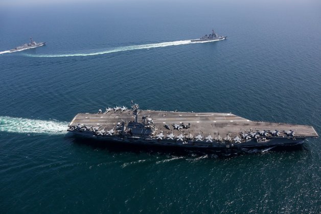 미 해군 항공모함 ‘에이브러햄 링컨’(아래)이 지난 12일 동해에서 훈련 중이다. (미 해군) © 뉴스1