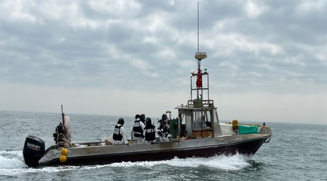 해양경찰 특수진압대원들이 11일 오전 8시경 인천 옹진군 연평도 인근 해상에서 서해 북방한계선(NLL)을 침범해 불법 조업을 하던 중국어선 1척을 나포하고 있다. 당시 어선에는 중국 선원 1명이 타고 있었으며 범게 등 300kg의 어획물이 발견됐다. 해양경찰청 제공
