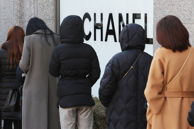지난달 3일 서울 시내의 한 백화점 명품관 샤넬 매장에서 시민들이 입장을 기다리고 있는 모습. 2022.3.3/뉴스1