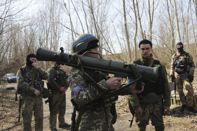 7일(현지시간) 우크라이나 하르키우 외곽에서 훈련에 참여 중인 우크라이나 군인들이 스웨덴제 대전차 무반동포 칼 구스타브 M4를 살펴보고 있다. AP 뉴시스