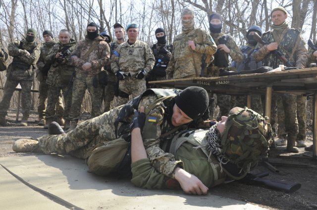 우크라이나 군인들이 하르키우 외곽에서 구조 훈련에 참석하고 있습니다.   AP 뉴시스