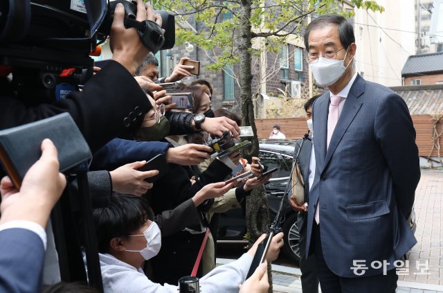 한덕수 국무총리 후보자가 14일 오후 서울 종로구 통의동 제20대 대통령직인수위원회에서 나온 뒤 취재진 질문에 답하고 있다. 장승윤 기자 tomato99@donga.com