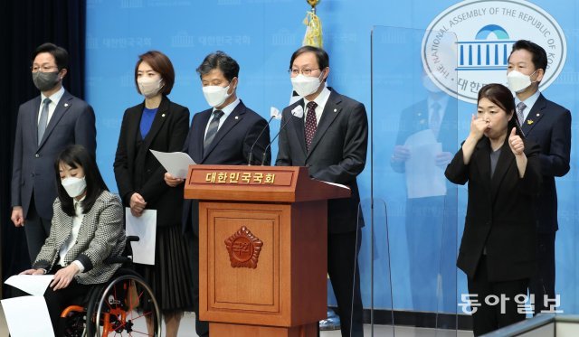 국회 보건복지위 여당 간사인 김성주(오른쪽 세번째) 더불어민주당 의원과 보건복지위 소속 의원들이 13일 오전 서울 여의도 국회 소통관에서 정호영 보건복지부 장관 후보자 지명 철회 촉구 기자회견을 하고 있다. 송은석 기자 silverstone@donga.com