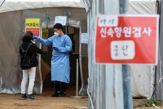 서울 용산역 임시선별검사소에서 관계자가 코로나19 검사 안내를 하고 있다. 뉴스1