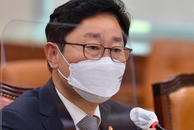 박범계 법무부 장관이 14일 서울 여의도 국회에서 열린 법제사법위원회에서 의원들의 질의에 답하고 있다. 사진공동취재단