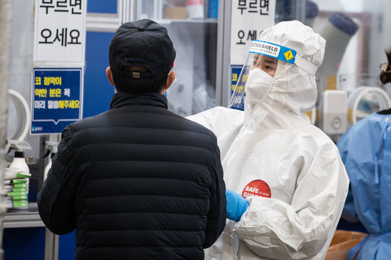 30일 서울 송파구보건소를 찾은 한 시민이 신종 코로나바이러스 감염증(코로나19) PCR검사를 위해 검체채취를 하고 있다. 2022.3.30/뉴스1