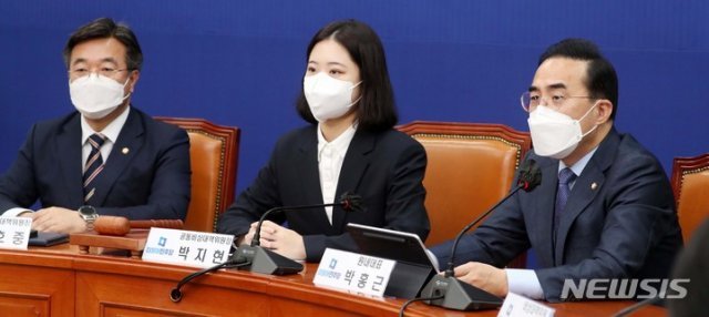 더불어민주당 박홍근 원내대표(오른쪽)가 15일 오전 국회에서 열린 비상대책위원회 회의에서 발언하고 있다. 사진공동취재단