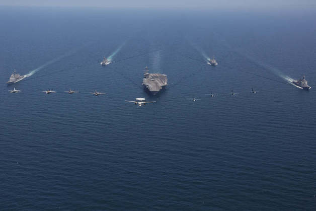 미국 해군 항공모함 ‘에이브러햄 링컨’(가운데)이 일본 해상자위대 함선들과 동해 공해상에서 연합훈련을 하고 있다. (미 7함대 제공)© 뉴스1