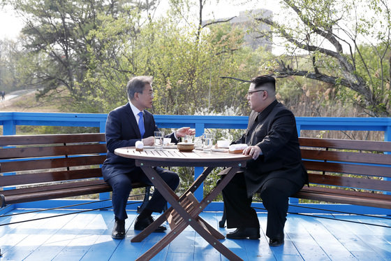 문재인 대통령(왼쪽)과 김정은 북한 조선노동당 총비서가 지난 2018년 4월27일 ‘도보다리’에서 환담을 나누고 있다. 2018.4.27 한국공동사진기자단