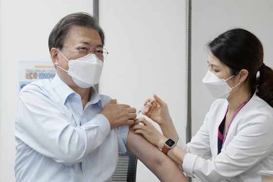 문재인 대통령이 지난해 10월 15일 서울 국립중앙의료원 코로나19 중앙예방접종센터에서 코로나19 백신 추가 접종을 받고 있다. 2021.10.15/뉴스1