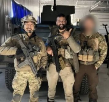 우크라이나에 입국한 유튜버 이근 씨(왼쪽)가 의용군 대원들과 함께 찍은 사진이 공개됐다. 온라인 커뮤니티 캡처