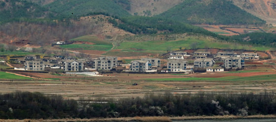 경기 파주 오두산 전망대에서 바라본 북한 황해북도 개풍군 일대. 2022.4.14/뉴스1 © News1