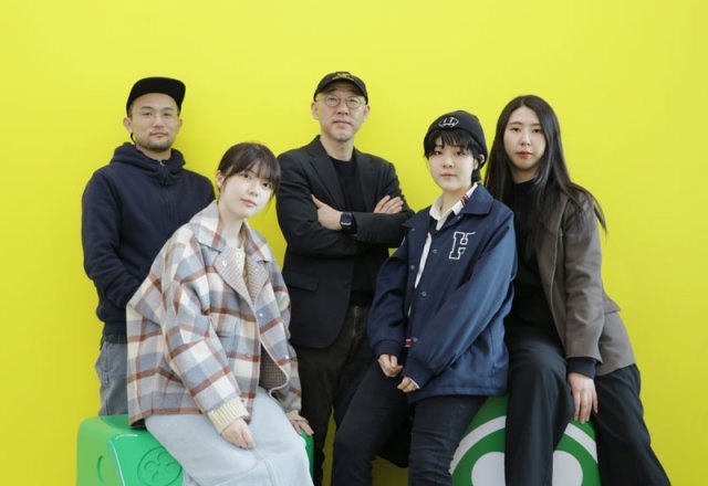 글꼴 제작 프로젝트에 참여한 (왼쪽부터)정영훈, 박주원, 안병학 교수, 구혜민, 양효정