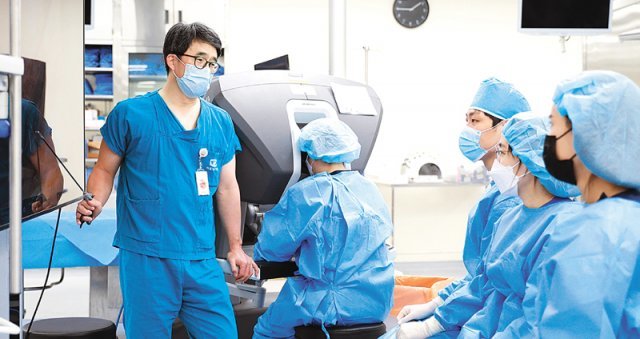 송교영 서울성모병원 로봇수술센터장(왼쪽)이 신형 수술 로봇에 대해 설명하고 있다. 서울성모병원 제공