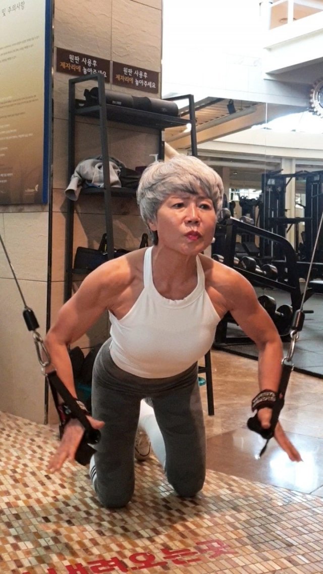 2021년 4월 24일 “허리 아파 시작했는데… 30년을 젊어 보이게 만든 ‘근육운동’”으로 소개한 강현숙 씨. 당시 한국 나이 70세인 그는 10여년 전 시작한 웨이트트레이닝 덕분에 인생을 거꾸로 살고 있다. 강현숙 씨 제공