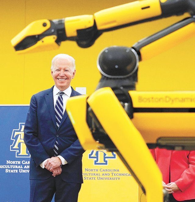 바이든, 현대차 인수 美업체가 개발한 ‘로봇 개’ 보며 활짝 조 바이든 미국 대통령이 14일(현지 시간) 미국 
노스캐롤라이나주에 있는 노스캐롤라이나A&T주립대를 방문해 보스턴다이내믹스의 로봇 개를 바라보고 있다. 보스턴다이내믹스는 
현대차가 지난해 인수한 로봇개발 업체다. 그린즈버러=AP 뉴시스