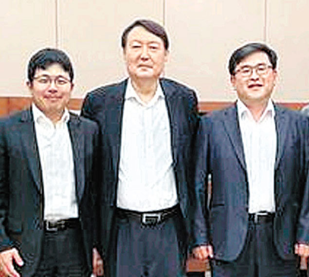 윤석열 대통령 당선인(가운데)이 검찰총장이던 2019년 8월 주한 일본대사관 소속 법무협력관 고이케 다다히로 검사(왼쪽)의 귀임을 앞두고 함께 기념사진을 찍고 있다. 독자 제공