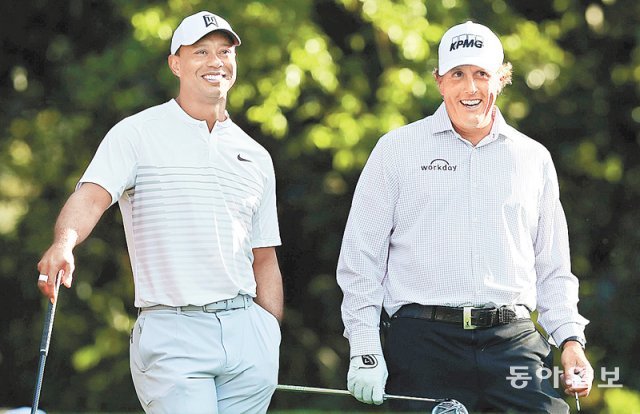 미국프로골프(PGA)투어 시즌 세 번째 메이저대회인 US오픈 출전 등록을 한 타이거 우즈(왼쪽)와 필 미컬슨. 동아일보DB
