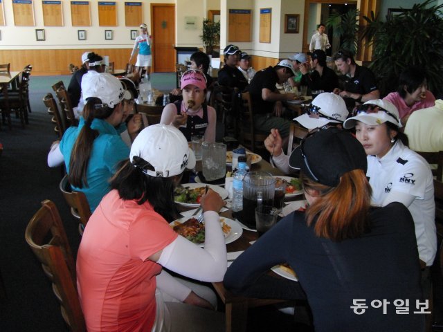 과거 여자 프로골프 선수들이 클럽하우스에서 식사를 하고 있는 모습. 동아일보 DB