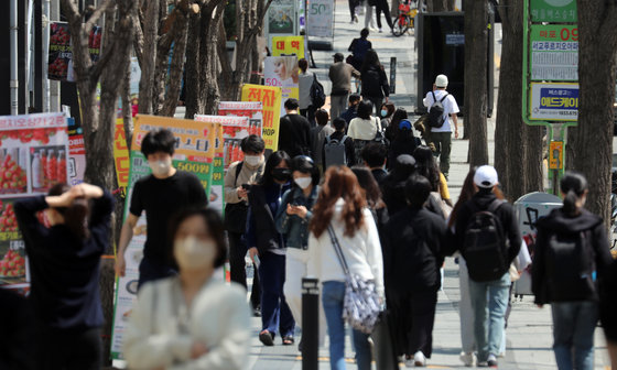 15일 서울 마포구 홍대거리에서 시민들이 이동하고 있다.  © News1