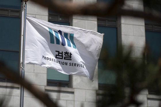 서울 서초구 대검찰청 게양대에서 검찰 깃발이 바람에 나부끼고 있다. 2021.5.2 © News1