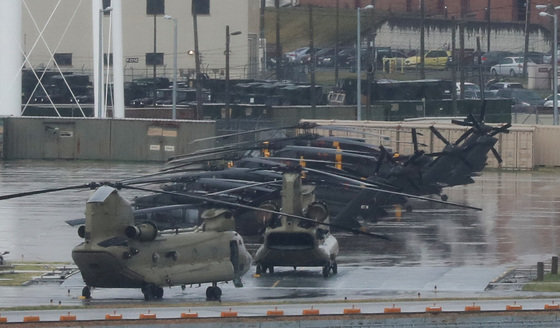 합동참모본부 주도로 한미연합군사훈련의 ‘사전연습’ 격인 위기관리참모훈련(CMST)이 진행된 13일 오전 경기 평택 팽성읍 주한미군 캠프 험프리스에 헬기가 계류돼 있다. 2022.4.13/뉴스1