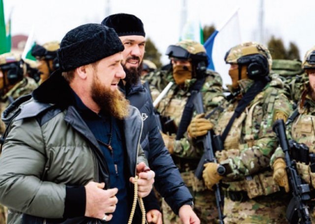 람잔 카디로프 체첸공화국 수장(왼쪽)이 마리우폴에서 체첸군 병사들을 시찰하고 있다. [RIA Novosti]