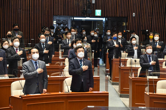 더불어민주당 윤호중 공동비상대책위원장(앞줄 오른쪽)과 박홍근 원내대표(앞줄 왼쪽)가 12일 서울 여의도 국회에서 열린 의원총회에서 동료 의원들과 국민의례를 하고 있다. 2022.4.12/뉴스1