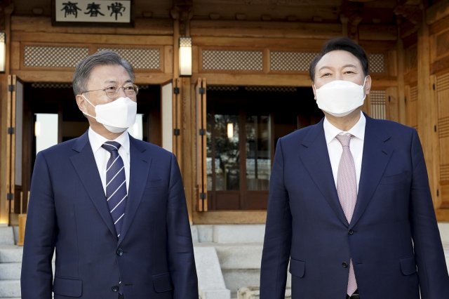 문재인 대통령과 윤석열 대통령 당선인이 지난달 28일 오후 청와대 상춘재에서 만나 만찬 회동에 앞서 대화하고 있다. 청와대 제공