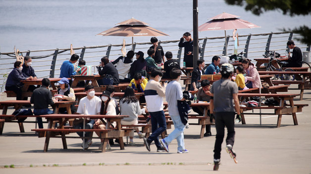 서울 최고기온이 20도까지 오르는 등 초여름 날씨를 보인 17일 오후 서울 여의도 한강공원이 나들이객들로 붐비고 있다. 2022.4.17/뉴스1