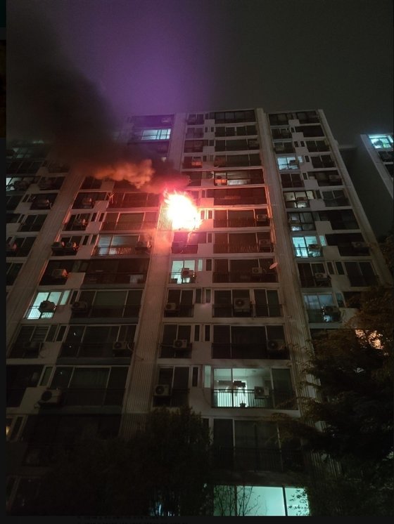 18일 오전 3시 39분 서울 노원구 하계동의 한 아파트에서 화재가 발생해 약 1시간 뒤 진화됐다. 이 화재로 50대 여성 1명이 사망했고, 20대 남성은 부상을 입어 병원에 이송됐다.(노원소방서 제공) 2022.4.18/뉴스1