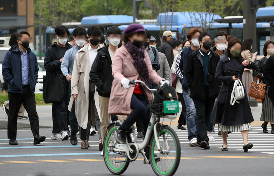 신종 코로나바이러스 감염증(코로나19) 확산을 막기위해 2년여 전 시행했던 사회적 거리두기가 해제된 18일 서울 종로구 광화문 네거리에서 마스크를 쓴 시민들이 출근을 하고 있다. 2022.4.18/뉴스1