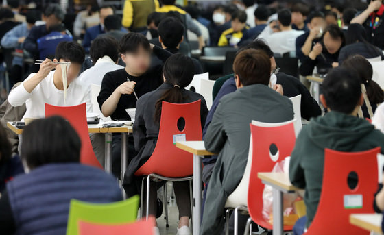 신종 코로나바이러스 감염증(코로나19) 확산을 막기위해 2년여 전 시행됐던 사회적 거리두기가 해제된 18일 서울의 한 대형마트에서 시민들이 점심식사를 하고 있다. 2022.4.18/뉴스1