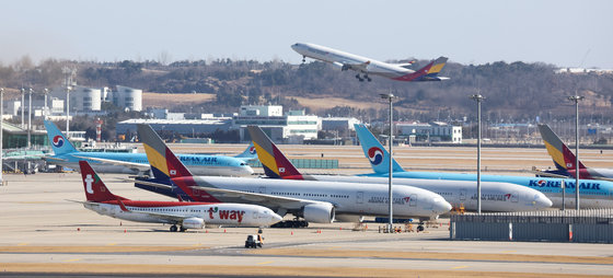 6일 인천국제공항 계류장에 대한항공·아시아나항공 여객기가 서 있다.  2022.3.6/뉴스1 © News1