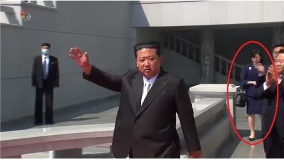 김정은 북한 조선노동당 총비서의 최측근 수행원 중 새로운 인물이 등장해 주목된다. 그는 최근 김 총비서의 공개행보에 수시로 등장하고 있으며 선대 지도자들의 초상이 담긴 ‘초상휘장’을 착용하지 않아 눈길을 끌었다. (조선중앙TV 갈무리)