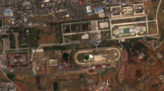 지난 15일 북한 평양 미림비행장 일대를 촬영한 인공위성 ‘센티널-2A’의 위성사진. (센터널 허브 캡처) © 뉴스1