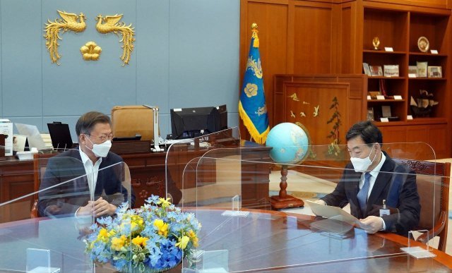 문재인 대통령이 18일 오후 청와대 여민관 집무실에서 김오수 검찰총장을 면담하고 있다. 청와대 제공