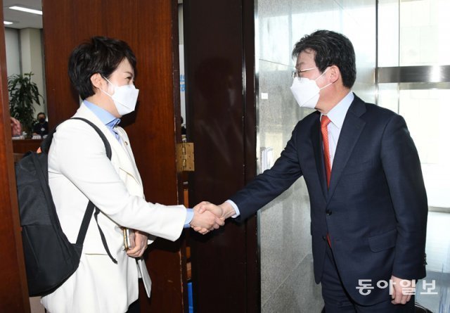 김은혜 의원(왼쪽)과 유승민 전 의원. 원대연 기자 yeon72@donga.com