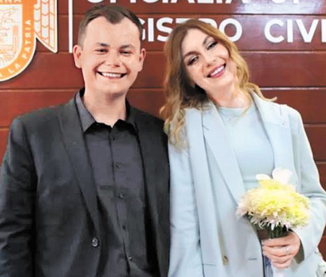 러시아인 세멘 보브롭스키 씨(왼쪽)와 우크라이나인 다리나 사흐니우크 씨가 멕시코 티후아나 등기소에서 결혼식을 올린 뒤 미소를 짓고 있다. 트위터 캡처