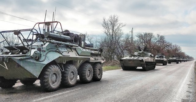 마리우폴 인근 고속도로 달리는 러軍행렬 16일 러시아군 탱크 등 차량들이 우크라이나 남부 마리우폴 인근 고속도로를 이동하고 있다. 러시아군이 전략적 요충지인 마리우폴 대부분을 점령한 가운데 우크라이나군 2500여 명은 러시아의 항복 요구를 거부하며 “끝까지 저항하겠다”는 태세를 보이고 있다. 마리우폴=AP 뉴시스