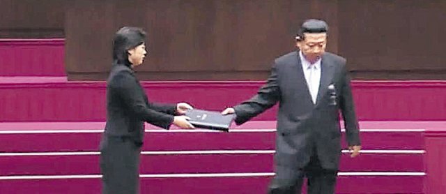 신원이 밝혀지지 않은 한 여성이 2월 김정은 국무위원장에게 연설문을 건네고 있다. 조선중앙TV 캡처