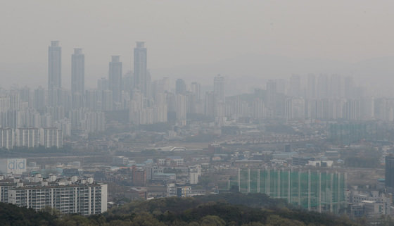 수도권 지역에 미세먼지가 ‘나쁨’ 수준을 보인 18일 오전 경기 오산시 보적사에서 바라본 화성 시내가 뿌옇게 보이고 있다. 2022.4.18/뉴스1