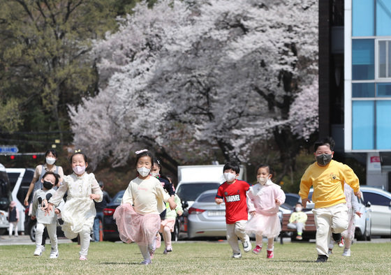나들이를 나온 아이들이 힘차게 달리고 있다. 2022.4.11/뉴스1 © News1