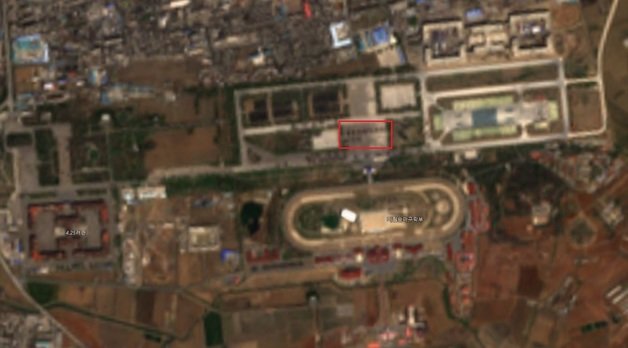 지난 15일 북한 평양 미림비행장 일대를 촬영한 인공위성 ‘센티널-2A’의 위성사진. 빨간색 사각형 안에 정사각형으로 밀집해 있는 열병식 연습 참가자들의 대열이 다수 보인다. (센터널 허브 캡처) © 뉴스1