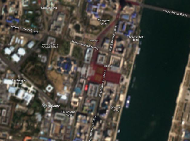 지난 15일 북한 평양 김일성광장 일대를 촬영한 인공위성 ‘센티널-2A’의 위성사진. 광장에서 카드섹션이 진행되고 있다. (센티널 허브 캡처) © 뉴스1