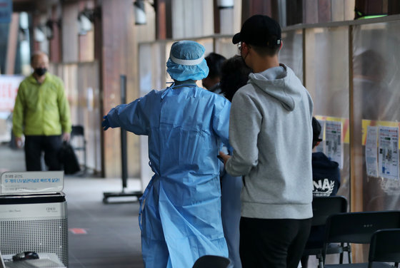 19일 오전 서울 송파구보건소에 마련된 신종 코로나바이러스 감염증(코로나19) 선별진료소에서 의료진이 검사 받으러 온 시민들을 안내하고 있다./뉴스1